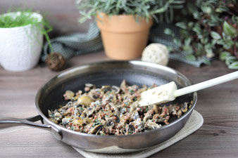 Champignons und Zwiebeln andünsten
