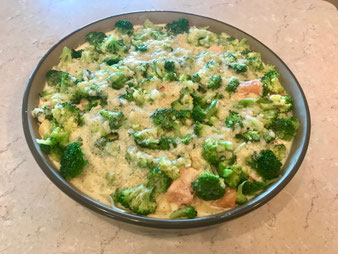 Lachs Brokkoli Nudeln Auflauf Gratin aus der Stoneware rund, Ofenhexe, Bäker, Ofenmeister oder Zaubermeister im online bestellen im Pampered Chef Onlineshop