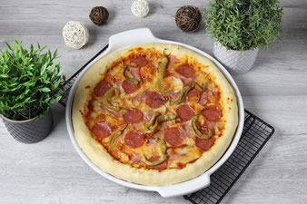 Cheesy Crust Pizza Spezial mit Teigunterlage, Teigroller, Nixe, Käsereibe auf der White Lady oder Zauberstein und Ofenzauberer im Pampered Chef Onlineshop bestellen