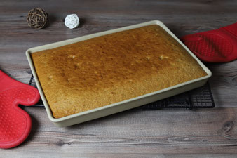 Lebkuchenschnitten, Gewürzschnitten, Blechlebkuchen auf dem großen Ofenzauberer James von Pampered Chef mit Kuchengitter und Silikonhandschuhen im Pampered Chef Onlineshop bestellen