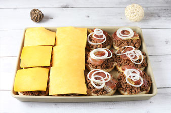Cheesburger und Burger als Platte auf dem Ofenzauberer von Pampered Chef aus dem Onlineshop kaufen