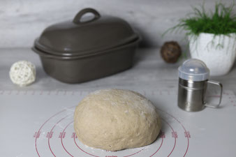 König Ludwig Brot aus dem Ofenmeister mit Teigunterlage, Edelstahlschüssel, Kuchengitter und Edelstahl Streufix aus dem Pampered Chef Onlineshop bestellen