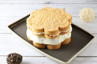 Kuchen mit der Creme bestreichen