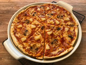 Knusprige Pizza auf der White Lady großer runder Stein im Pampered Chef Onlineshop bestellen