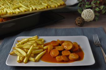 Currywurst mit Pommes im Grundset von Pampered Chef backen