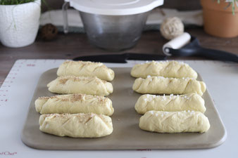 Große Nixe und Teigroller auf der Teigunterlage von Pampered Chef