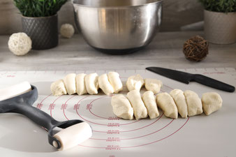 Gefüllte Pizzabrötchen auf der White Lady oder dem Ofenzauberer mit Microplane Reibe und Kuchengitter im Pampered Chef Onlineshop