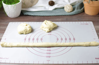 Hefeteig auf der Teigunterlage von Pampered Chef ausrollen
