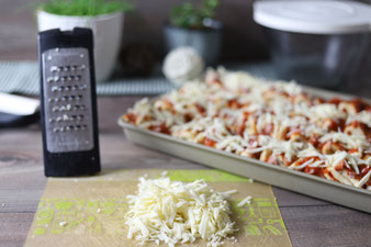 Faltenbrot, Pizzabrot, Pizzafaltenbrot auf dem großen Ofenzauberer mit Teigunterlage und Teigroller im Pampered Chef Onlineshop