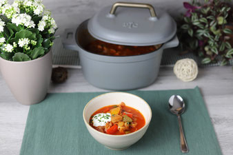 Soljanka im emaillierten Gusseisernen Topf von Pampered Chef