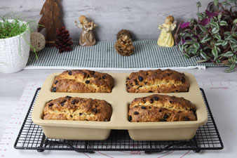 Gebackene Stollen in der Mini Kastenform auf dem Kuchengitter