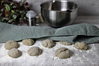 Brötchen auf der Teigunterlage mit Streufix von Pampered Chef