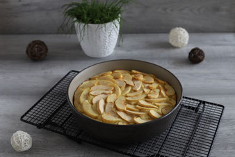 Bretonischer Apfelkuchen mit Calvados in der Stoneware rund mit Mix´n Scraper Schaber, Kuchengitter und kleiner Streicher im Pampered Chef Onlineshop bestellen