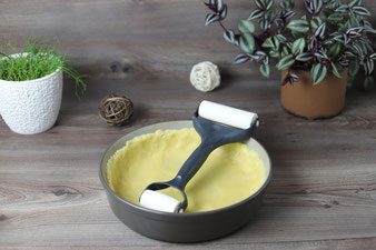 Teigroller von Pampered Chef mit Mürbteig in der Stoneware rund