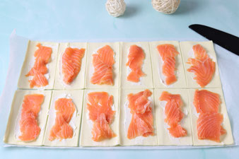 Blätterteig mit Lachs belegen