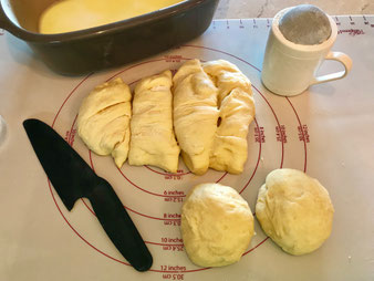 Dampfnudeln, Rohrnudeln, Buchteln im Ofenmeister auf der Teigunterlage mit Streufix, Nylonmesser und Kuchengitter im Pampered Chef Onlineshop bestellen