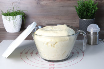 Dreikönigskuchen, Hefekuchen auf der White Lady im Pampered Chef Onlineshop mit Edelstahl Streufix, Teigunterlage, Nylonmesser und Nixe kaufen
