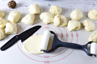 Teigroller von Pampered Chef auf der Teigunterlage