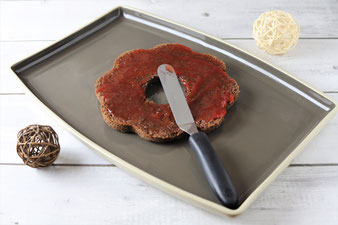 Mit dem kleinen Marmelade auf dem Teig verteilen