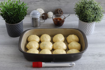 Böhmische Buchteln aus der Ofenhexe mit Teigunterlage, Nylonmesser und Packs an Handschuhen auf dem Kuchengitter und Edelstahl-Streufix online im Pampered Chef Onlineshop bestellen