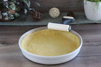 Mürbteig mit dem Teigroller von Pampered Chef ausrollen.