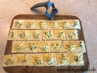 Käsecracker mit dem Keks-Ausstechroller von Pampered Chef und dem Zauberstein im Pampered Chef Onlineshop bestellen