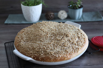 Streuselkuchen auf der White Lady aus dem Pampered Chef Onlineshop mit Teigroller , Nixe und Kuchengitter