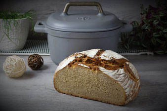 Schwarzwälder Brot im emaillierten gusseisernen Topf von Pampered Chef