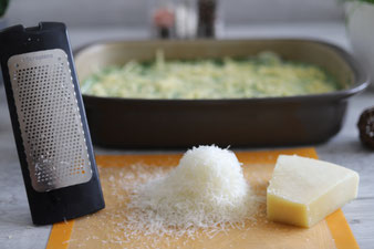 Spinat Lasagne mit Micoplane Reibe, Edelstahlschüsseln, Salz & Pfefferstreuer sowie Kuchengitter und Mix´n Scraperschaber in der Ofenhexe aus dem Pampered Chef Onlineshop