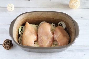 Hähnchenbrust über die Zwiebeln legen