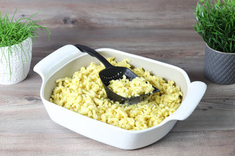 Allgäuer Kässpätzle im großen Bäker mit Siebschaufel, Microplane Reibe, Edelstahl Antihaftpfanne aus dem Pampered Chef Onlineshop bestellen