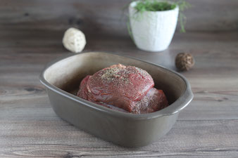 Rinderbraten salzen, pfeffern und in den Ofenmeister legen