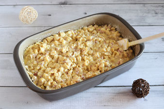 Soße über die Spätzle in die Ofenhexe gießen