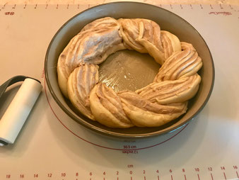 Hefezopf mit Quark Zimt Füllung aus der Stoneware rund im Pampered Chef Onlineshop bestellen