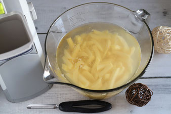 Pommes in der großen Nixe in Wasser einweichen