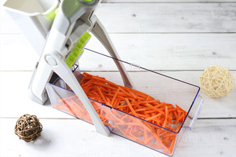 Karotten mit der Gemüsefix Mandoline in Stifte hobeln