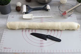 Teigunterlage, Edelstahlschüssel, Mix´n Scraper Schaber, Teigroller, Nylonmesser, Silikonpinsel, White Lady oder Ofenzauberer James mit Kuchengitter für Zimtschnecken Cinnamon Rolls Zimtröllchen im Pampered Chef Onlineshop