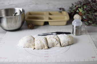 Kleine Brote auf der Teigunterlage mit Streufix und Nylonmesser von Pampered Chef im Onlineshop bestellen