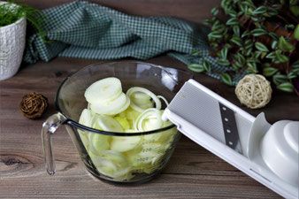 Zwiebel hobeln mit dem kleinen Küchenhobel von Pampered Chef