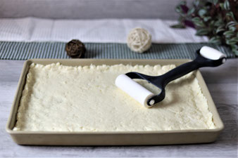 Teigroller von Pampered Chef mit Quark-Öl-Teig im Ofenzauberer