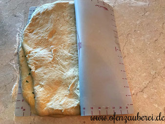 Kräuter Knoblauch Knoten Grillbrötchen oder Grillbrot auf dem Ofenzauberer von Pampered Chef im Onlineshop bestellen