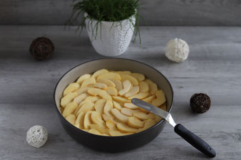 Bretonischer Apfelkuchen mit Calvados in der Stoneware rund mit Mix´n Scraper Schaber, Kuchengitter und kleiner Streicher im Pampered Chef Onlineshop bestellen