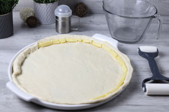 Cheesy Crust Pizza Spezial mit Teigunterlage, Teigroller, Nixe, Käsereibe auf der White Lady oder Zauberstein und Ofenzauberer im Pampered Chef Onlineshop bestellen