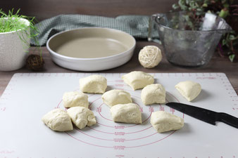 Teig aus der großen Nixe auf der Teigunterlage von Pampered Chef