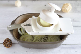 Gemüsezwiebel mit dem kleinen Küchenhobel hobeln