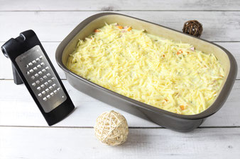 Käse reiben mit der groben Microplane Reibe