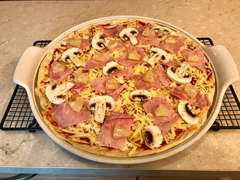Knusprige Pizza auf der White Lady großer runder Stein im Pampered Chef Onlineshop bestellen