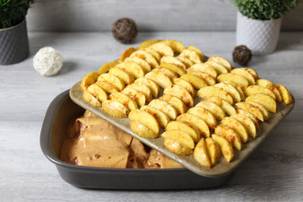 Hackfleischröllchen Texasröllchen mit Westernkartoffeln Kartoffelwedges in Ofenhexe und Zauberstein, Grundset von Pampered Chef
