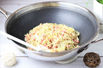 Lasagneplatten und Bolognese Soße darin schichten