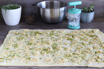 Osterzopf Hefezopf Marzipan und Pistazien auf der White Lady mit Teigunterlage und Teigroller aus dem Pampered Chef Onlineshop
